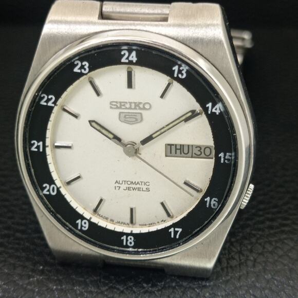 Vintage 1974 Seiko Automatic Mens Silver Watch W/daydate & White accents - Picture 3 of 10